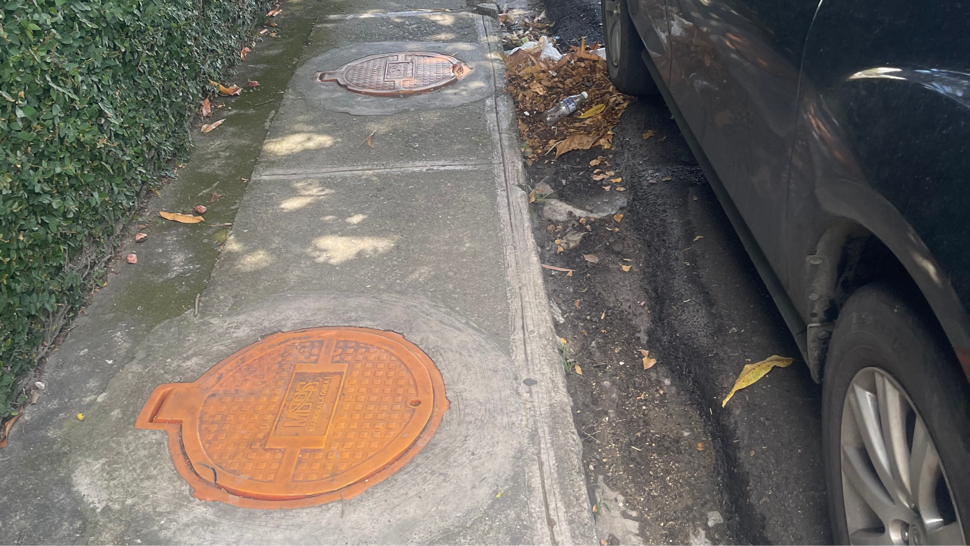 ¿Por qué se inunda Santo Domingo? — La herida invisible El costo neurológico y emocional de vivir en una ciudad que no drena imbornal tapado basura i ii iii iv